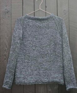 Denne sweater er perfekt til efteråret - heraf navnet. Vi har strikket modellen af en uld og mohair blend, hvilket gør sweateren dejlig varm, men er samtidig let som en fjer og blød som vat! En sweater, du bare ikke må gå glip til den koldere sæson.