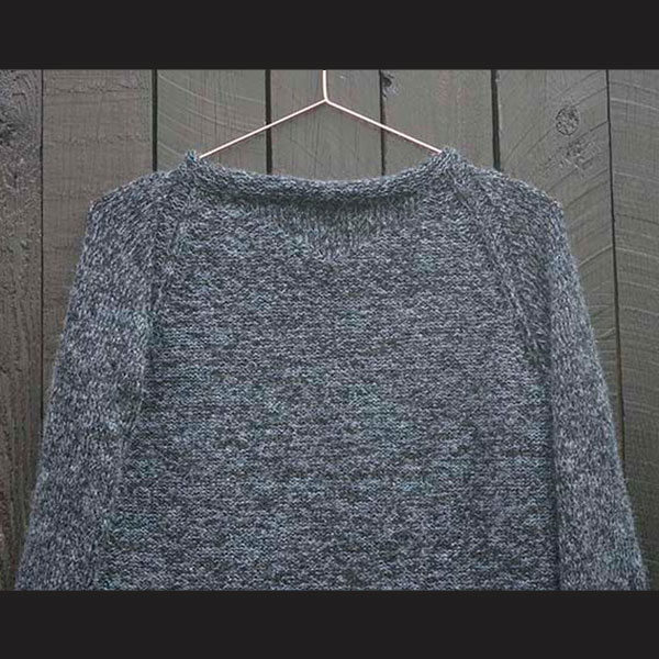 Denne sweater er perfekt til efteråret - heraf navnet. Vi har strikket modellen af en uld og mohair blend, hvilket gør sweateren dejlig varm, men er samtidig let som en fjer og blød som vat! En sweater, du bare ikke må gå glip til den koldere sæson.