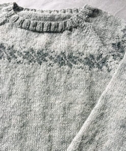 Vi går tilbage til fordums strikketid med denne klassiske sweater, der feature en række stjerner over bærestykket. Vi har strikket den i en skøn merino, så vi er 100% klar til vinterens komme. Lækkert!