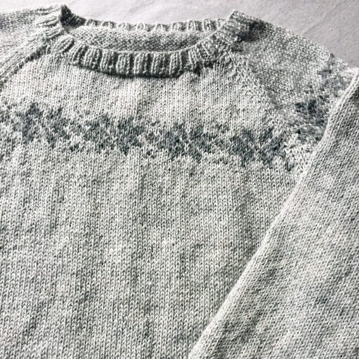 Vi går tilbage til fordums strikketid med denne klassiske sweater, der feature en række stjerner over bærestykket. Vi har strikket den i en skøn merino, så vi er 100% klar til vinterens komme. Lækkert!