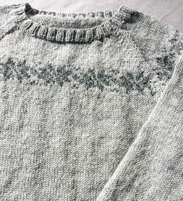 Vi går tilbage til fordums strikketid med denne klassiske sweater, der feature en række stjerner over bærestykket. Vi har strikket den i en skøn merino, så vi er 100% klar til vinterens komme. Lækkert!