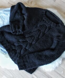 Cable sweater med snoninger - strikkeopskrift