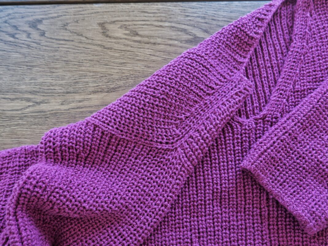HÄndstrikket, lilla farvet sweater med V-udskÊring i halvpatent, detaljer ved skulderen.